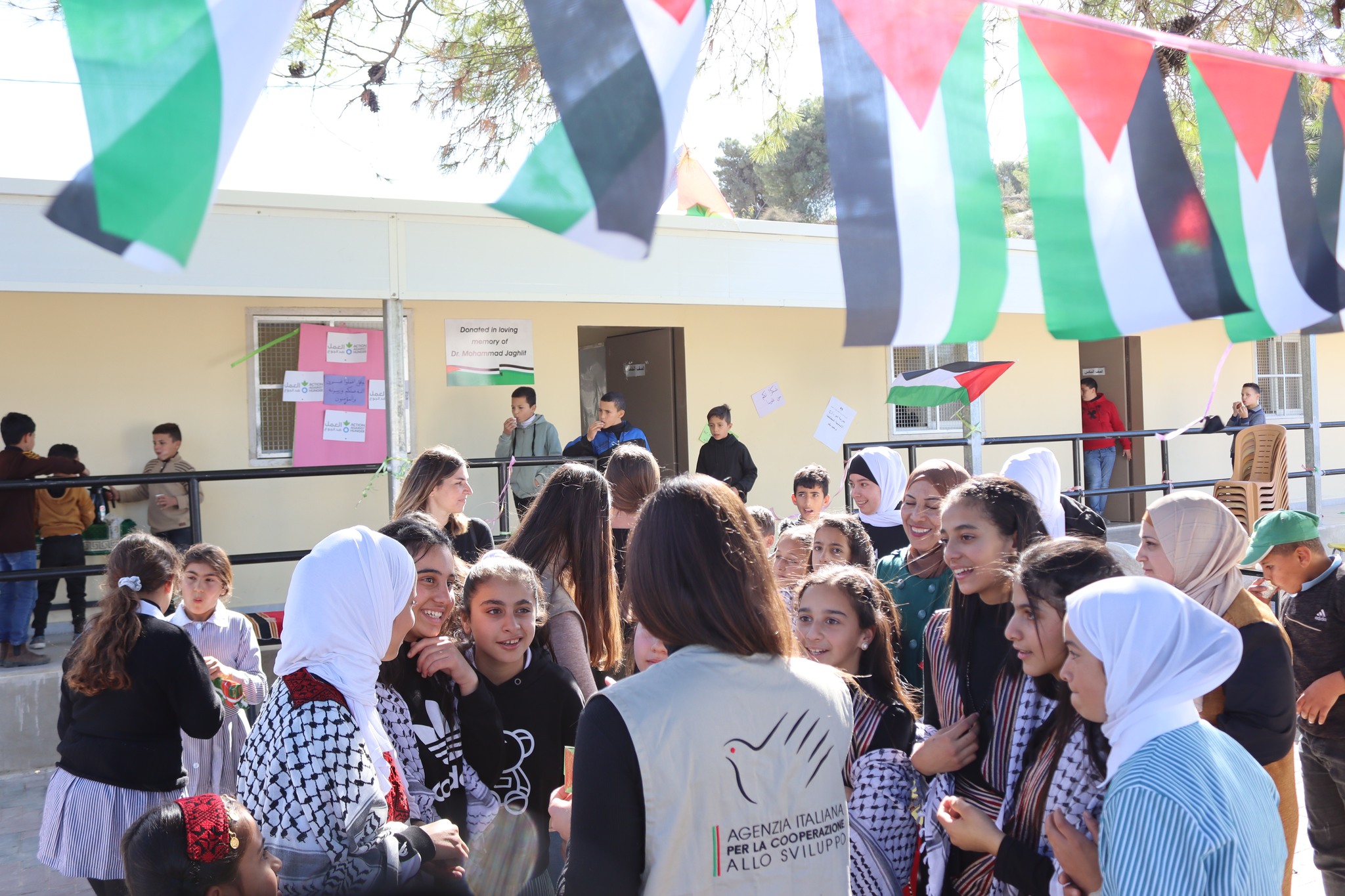 Scuola di Deir Razeh, riabilitata grazie al finanziamento dell’AICS nell’ambito dei fondi Emergenza, Il progetto (Child Friendly Schools), nel governatorato di Hebron in Palestina🇵🇸, è stato realizzato dalle ONG VIS Volontariato Internazionale per lo Sviluppo e Action Against Hunger - Middle East